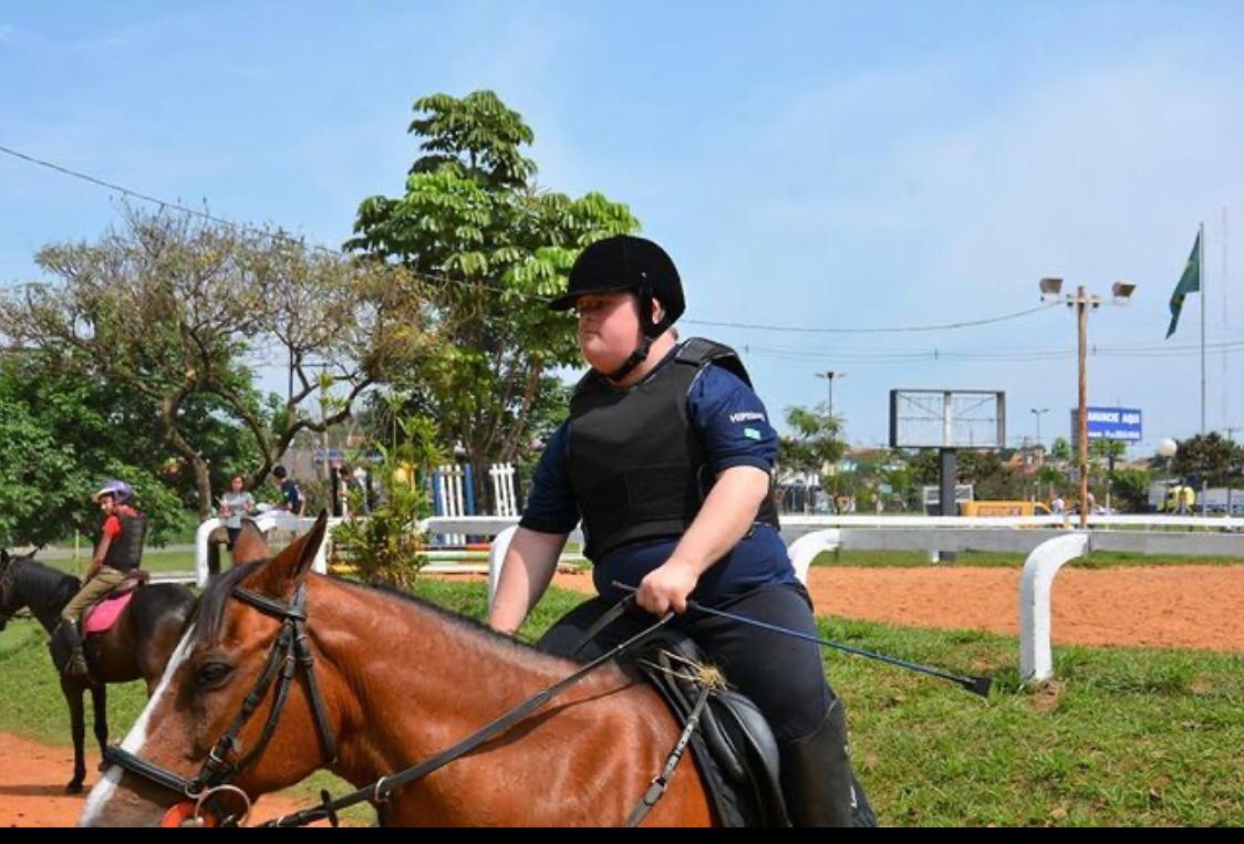 Quando sobe no cavalo, Caio supera obstáculos, inclusive aqueles impostos pela síndrome de Down