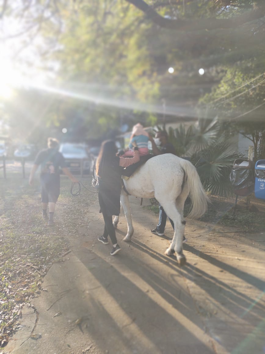 Com microcefalia, Agatha é só alegria nos dias de ir para as atividades da Equoterapia Daoud