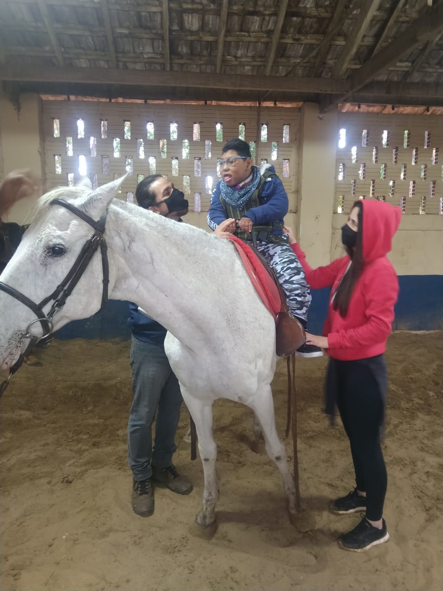 Desenganado após o parto, Júlio César encontra evolução e alegria na equoterapia